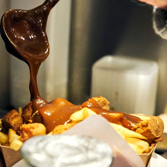 Saus over frieten aan een foodstand