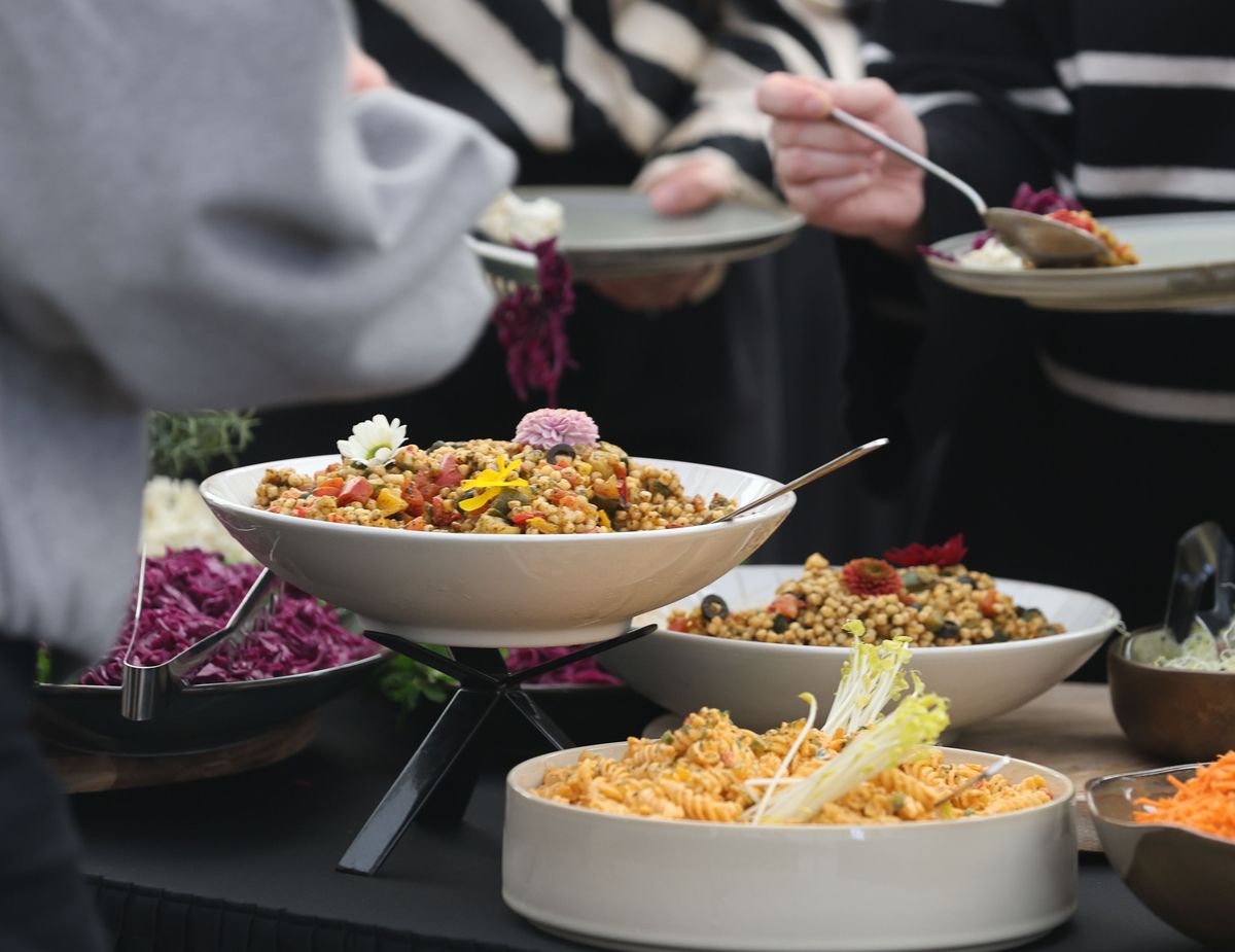 Buffet met salades en bezoekers